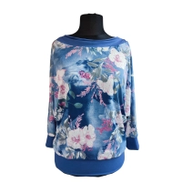 Kwiecista bluzka z rękawem 3/4 kimono - lejący drapowany dekolt